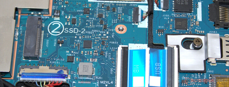 También hay una ranura para una segunda unidad SSD.