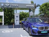 Un BMW eléctrico en una estación de carga pública en la India (Fuente de la imagen: BMW)