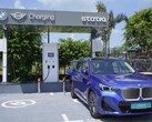 Un BMW eléctrico en una estación de carga pública en la India (Fuente de la imagen: BMW)