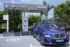 Un BMW eléctrico en una estación de carga pública en la India (Fuente de la imagen: BMW)