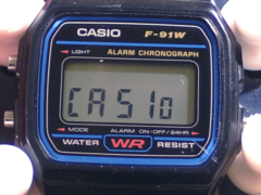 La Casio A158WA (que comparte el módulo de la Casio F-91W) puede mostrar &quot;Casio&quot; en la pantalla, al igual que la más reciente W-217H. (Fuente de la imagen: Wikipedia)