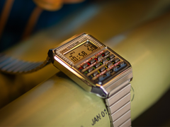 El Casio CA-500WEBF (en la imagen) viene con un montón de elementos de diseño tomados de la icónica película Regreso al futuro. (Fuente de la imagen: Casio)