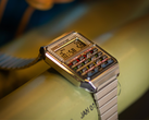 El nuevo reloj Casio CA-500WEBF-1A "Back to the Future" collab (en la imagen) tiene la matrícula "OUTATIME" en la parte frontal. (Fuente de la imagen: Casio)