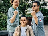 Los antiguos responsables del desarrollo de los videojuegos de Tekken, Yonemori Ikeda y Harada, levantan los puños para una foto