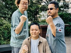 Los antiguos responsables del desarrollo de los videojuegos de Tekken, Yonemori Ikeda y Harada, levantan los puños para una foto