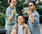 Los antiguos responsables del desarrollo de los videojuegos de Tekken, Yonemori Ikeda y Harada, levantan los puños para una foto