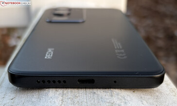 Parte inferior: altavoz, puerto USB-C y micrófono