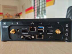 Detrás (de izquierda a derecha): Puerto de antena Wi-Fi, Alimentación, UHD HDMI protegido, VGA, 2x RJ-45, USB 3.1 Tipo-A, USB 2.0 Tipo-A, Thunderbolt 3, HDMI, puerto de antena Wi-Fi.
