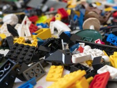 Una imagen que muestra ladrillos LEGO esparcidos por el suelo. (Fuente de la imagen: nikitozawr - Pixabay)