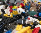 Una imagen que muestra ladrillos LEGO esparcidos por el suelo. (Fuente de la imagen: nikitozawr - Pixabay)