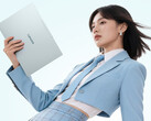 El portátil Xiaoxin Air 14 2026 con pantalla LCD ya está disponible en China. En la imagen: una fotografía promocional en la que se aprecia el diseño ligero del portátil.