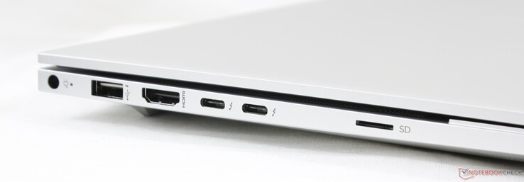 Izquierda: adaptador de CA, USB 3.0 Tipo-A (5 Gbps), HDMI 2.0a, 2x USB-C con Thunderbolt 3 y DisplayPort 1.4 (40 Gbps)