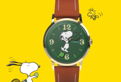 El reloj Peanuts x Timex Marlin Hand-Wound cuenta con una esfera verde y unas divertidas manecillas con motivos de tenis.