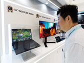 Samsung Display presentó una pantalla OLED de 16 pulgadas y 2,5K para portátiles que funciona a una frecuencia de hasta 300 Hz, la primera pantalla OLED para portátiles en alcanzar esa frecuencia de actualización.