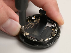 El Pixel Watch 4 obtiene una puntuación de 9 sobre 10 en reparabilidad. En la imagen: interior del smartwatch. (Fuente de la imagen: iFixit)