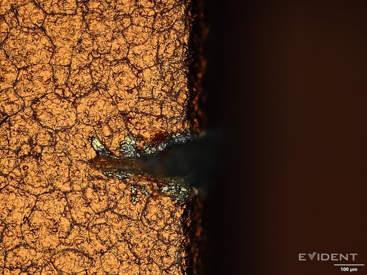 Imagen que muestra el aspecto de esos arañazos bajo un microscopio digital (Fuente de la imagen: iFixit)