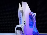 Esta es probablemente la primera consola de juegos Sony PS5 con refrigeración líquida del mundo. (Imagen: Modding Cafe/YouTube)