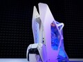 Esta es probablemente la primera consola de juegos Sony PS5 con refrigeración líquida del mundo. (Imagen: Modding Cafe/YouTube)