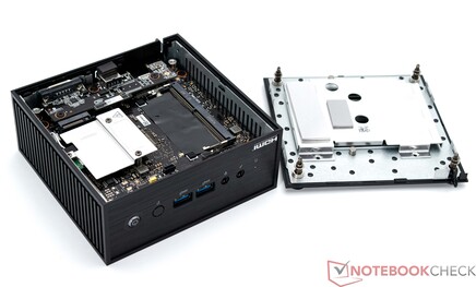 El Asus ExpertCenter PN42 con la placa inferior retirada