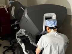 El primer trasplante de corazón robotizado de EE.UU. demuestra una nueva frontera quirúrgica. En la imagen: El Dr. Kenneth Liao utilizando el mismo robot quirúrgico empleado en la operación (Fuente de la imagen: BCM)