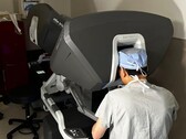 El primer trasplante de corazón robotizado de EE.UU. demuestra una nueva frontera quirúrgica. En la imagen: El Dr. Kenneth Liao utilizando el mismo robot quirúrgico empleado en la operación (Fuente de la imagen: BCM)