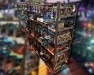 Este gran equipo de minería de criptomonedas incluye dos placas LHR RTX 3060 Ti junto con tarjetas Nvidia y AMD. (Fuente de la imagen: Reddit u/miner69niner - editado)