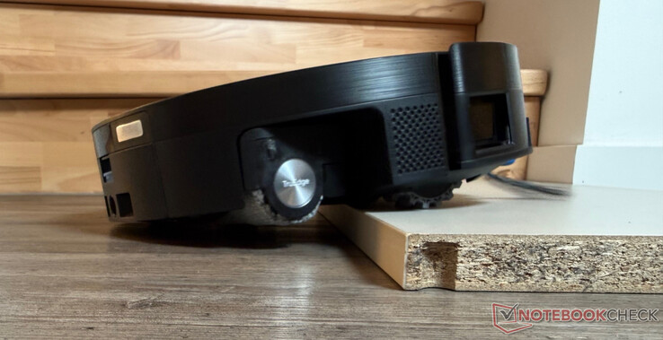 Ecovacs Deebot X11 OmniCyclone subiendo un escalón de 2,4 cm de altura