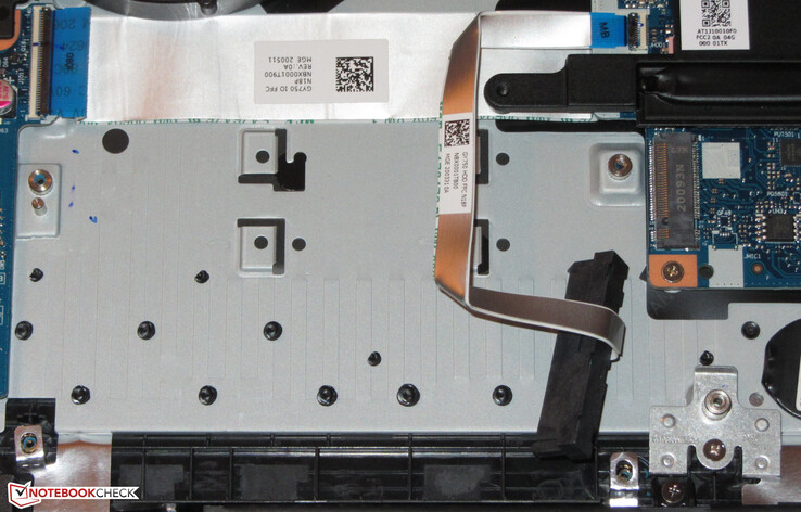 Si se retira el marco de la unidad de 2,5 pulgadas, se puede insertar alternativamente una segunda unidad SSD NVMe. La rosca necesaria para sujetar la SSD (esquina inferior derecha) se puede mover, lo que permite utilizar SSD de varias longitudes.