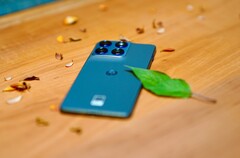 El Motorola Edge 70 tiene un diseño muy elegante, pero su propuesta de valor no es buena