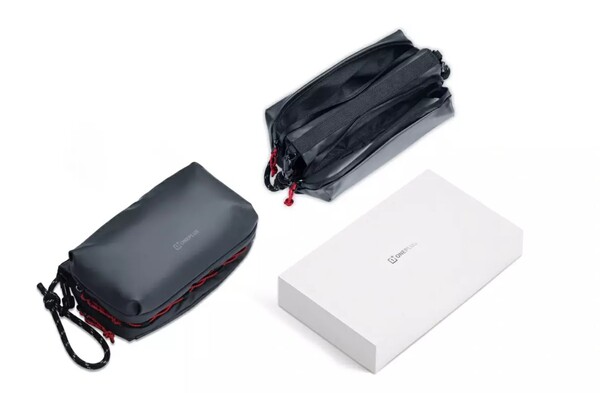 La bolsa Crossbody de OnePlus tiene múltiples compartimentos. (Fuente de la imagen: OnePlus)
