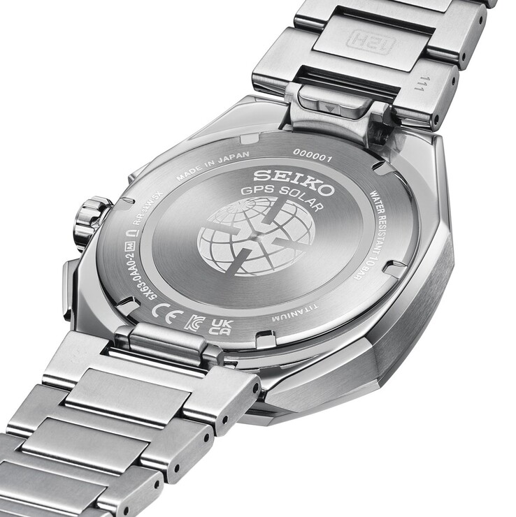 Vista trasera del reloj Seiko Astron GPS Solar que muestra el fondo de la caja grabado, el brazalete de titanio y el mecanismo de cierre.