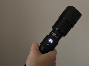 Hay un indicador del nivel de batería y un puerto USB para cargar un teléfono