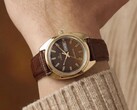 Timex Q 1978 Day and Date con esfera fumé marrón y caja de tono dorado, mostrado en una muñeca con una correa de cuero marrón.