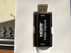 El adaptador, a punto de ser sacado de su embalaje interior de plástico blanco (Fuente de la imagen: ZachemKupil en MySKU, recortada, normalizada en color)