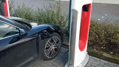 Porsche eléctrico enchufado en una estación de Supercharger de Tesla (imagen: Inse van Houts/YouTube)