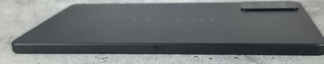 Lado izquierdo de la carcasa (puerto USB 3.2)