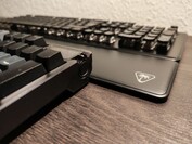 El ROG Azoth 96 HE es bastante alto, pero aún así se puede utilizar de forma ergonómica gracias al reposamuñecas. (Fuente de la imagen: Notebookcheck)