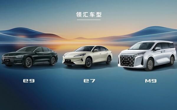 La estrategia de BYD para combatir la imagen de taxi pasa por el lanzamiento de un trío de servicios de taxi bajo la nueva submarca de automóviles Linghui. En la imagen, de izquierda a derecha, las berlinas eléctricas E7 y E9, así como la furgoneta híbrida enchufable M9.
