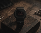 El reloj Casio G-Shock DW-5600UMC26-1DR, fruto de una colaboración y totalmente negro, que se muestra en la imagen.