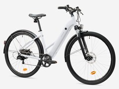 Ya está disponible la bicicleta eléctrica de cuadro bajo Rockrider E-ACTV 100 de Decathlon. (Fuente de la imagen: Decathlon)
