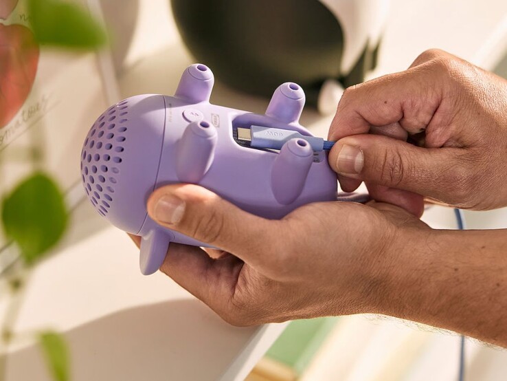 Una imagen de la función de carga USB-C del altavoz portátil Bluetooth Grejsimojs de IKEA