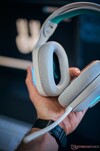 Logitech G522 auriculares inalámbricos para juegos blanco en mano