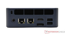 Trasera: Adaptador de corriente, 2x Lan 2.5G, HDMI, DisplayPort, 2x USB