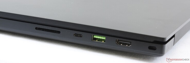 Derecha: Lector SD UHS-III, USB Tipo C + Thunderbolt 3, USB 3.2 Gen. 2, HDMI 2.0b, Kensington Lock