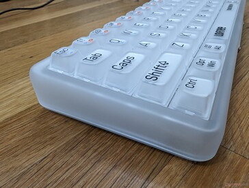 El perímetro del teclado está elevado, lo que dificulta la limpieza entre las teclas