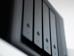 Primer plano de una carcasa de NAS negra con varias bahías para discos duros