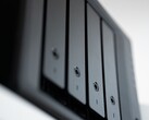 Primer plano de una carcasa de NAS negra con varias bahías para discos duros