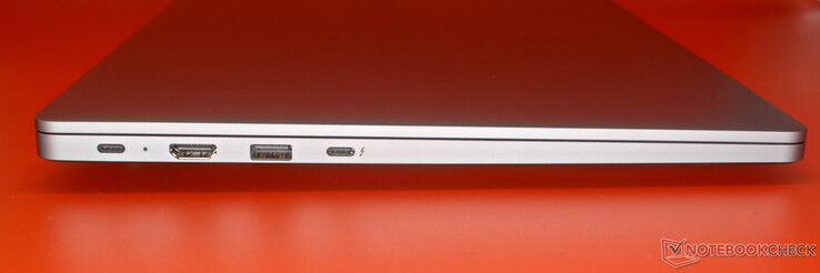 Derecha: USB Tipo-C, LED de estado de la batería, HDMI 1.4b, USB-A 3.1, USB-C Thunderbolt 3.0 con DisplayPort
