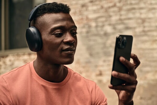 El Sonos Ace cuenta ahora con la función SideTone que permite a los usuarios escuchar su propia voz durante las llamadas. (Fuente de la imagen: Sonos)