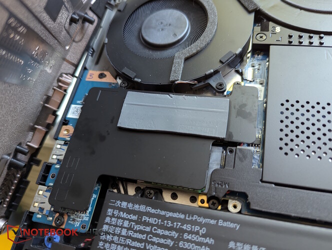 Placa de refrigeración XMG atornillada con almohadillas de contacto al chasis
